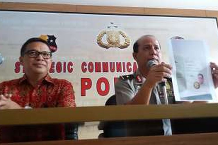 Wakil Direktur Tindak Pidana Ekonomi dan Khusus Bareskrim Polri Kombes Agung Setya (kiri) dan Kepala Divisi Humas Mabes Polri Brigjen Pol Boy Rafli Amar di Kompleks Mabes Polri, Jakarta Selatan, Jumat (22/4/2016) 