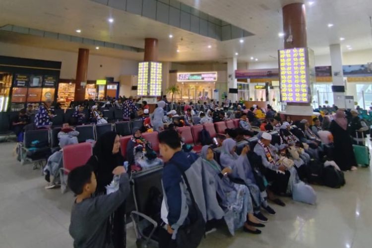 Suasana di ruang tunggu  Bandara Internasional SSK II Pekanbaru, Riau, Jumat (29/3/2024).