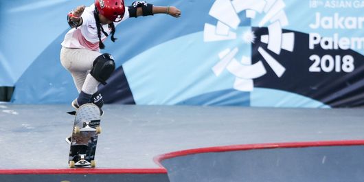 Skateboarder Indonesia Aliqqa Novvery melakukan gerakan trik pada sesi latihan jelang Asian Games 2018 di arena roller sport Jakabaring Sport City, Palembang, Sumatera Selatan, Senin (27/8). Aliqqa yang masih berusia sembilan tahun merupakan atlet termuda pada ajang olah raga Asian Games. 