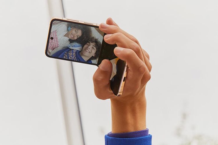 Flexcam di Galaxy Z Flip4 5G dapat merekam layaknya handycam.