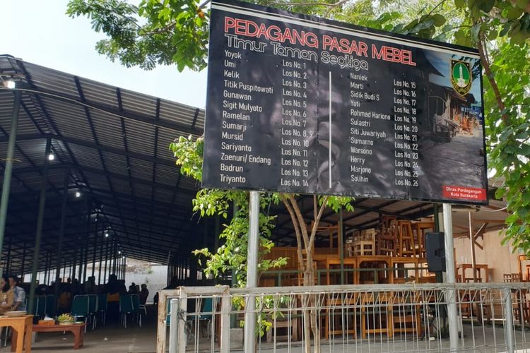 Pedagang Pasar Mebel Gilingan mulai menempati pasar darurat di timur Taman Segitiga Setabelan, Kecamatan Banjarsari, Solo, Jawa Tengah, Senin (23/5/2022).