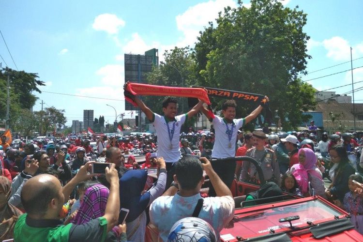 Ribuan warga menyambut arak-arak pemain timnas U-16 Bagas Kaffa dan Bagus Kahfi di kawasan Alun-alun Kota Magelang, Jawa Tengah, Rabu (15/8/2018).