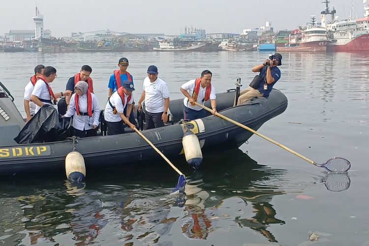 Naik Perahu Karet dan Pakai Jaket Pelampung, Wamen KKP Turun Jaring Sampah di Laut Jakut