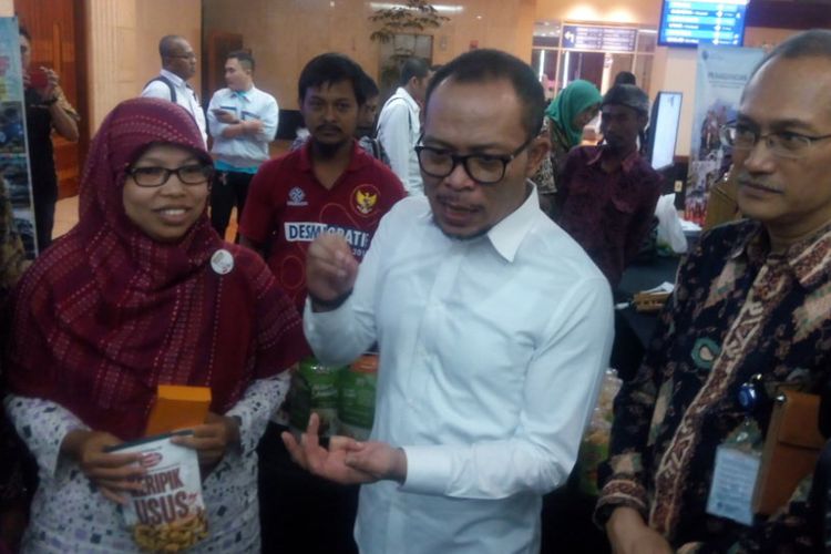 Menteri Ketenagakerjaan (Menaker), Muhammad Hanif Dhakiri memberi keterangan di Hotel Bidakara, Jl. Jenderal Gatot Subroto, Jakarta Selatan, Selasa (8/1/2019).