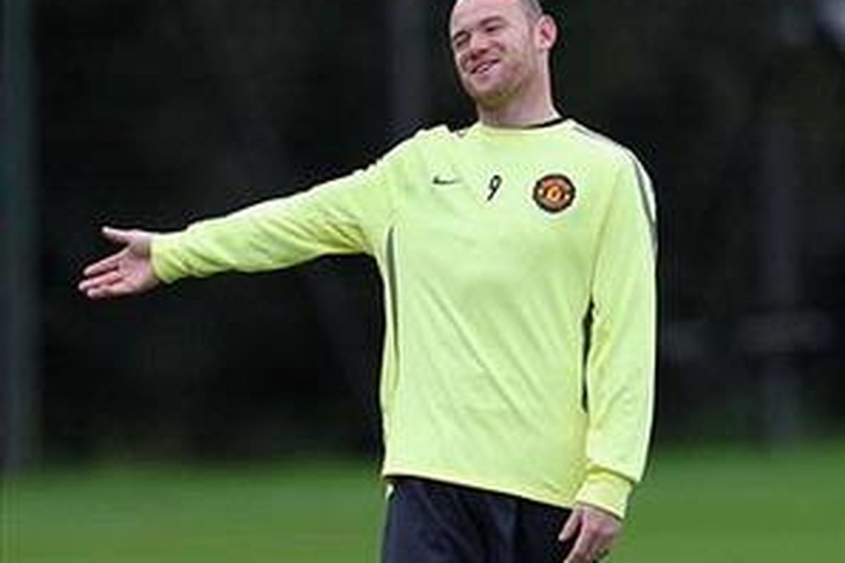 Penyerang Manchester United, Wayne Rooney, dalam sesi latihan tim untuk menghadapi Rangers, di Liga Champions, Selasa (14/9/2010).