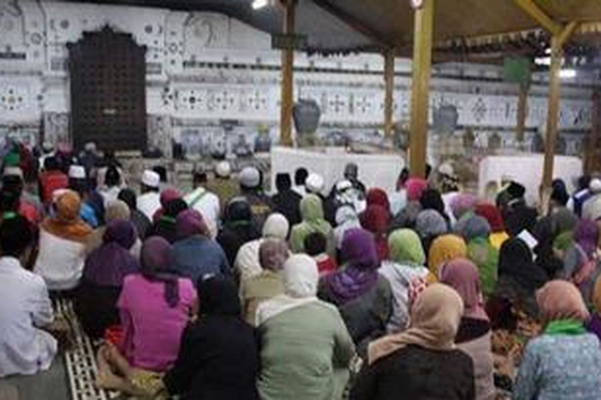 Para peziarah saat berdoa di kompleks makam Sunan Gunung Jati, Cirebon.