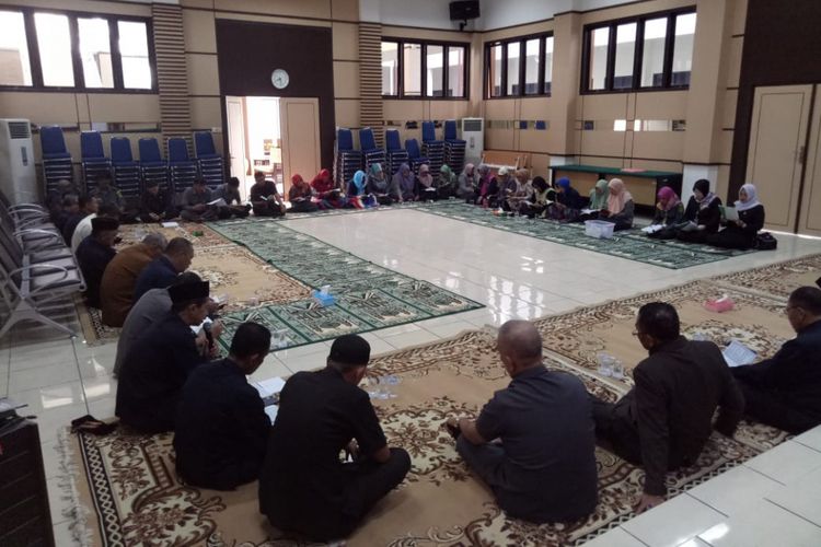 Keluarga besar Pengadilan Tinggi Kepulauan Bangka Belitung menggelar pengajian dan doa bersama bagi korban pesawat Lion Air JT 610.