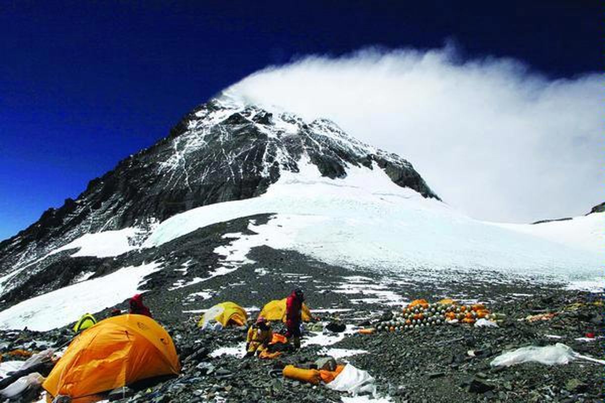 Tim Indonesia Seven Summits Expedition Mahitala Universitas Katolik Parahyangan (ISSEMU) sampai di base camp Gunung Everest di ketinggian 5.364 meter di atas permukaan laut. Mereka adalah Sofyan Arief Fesa (28), Xaverius Frans (24), Broery Andrew (22), dan Janatan Ginting (22) 