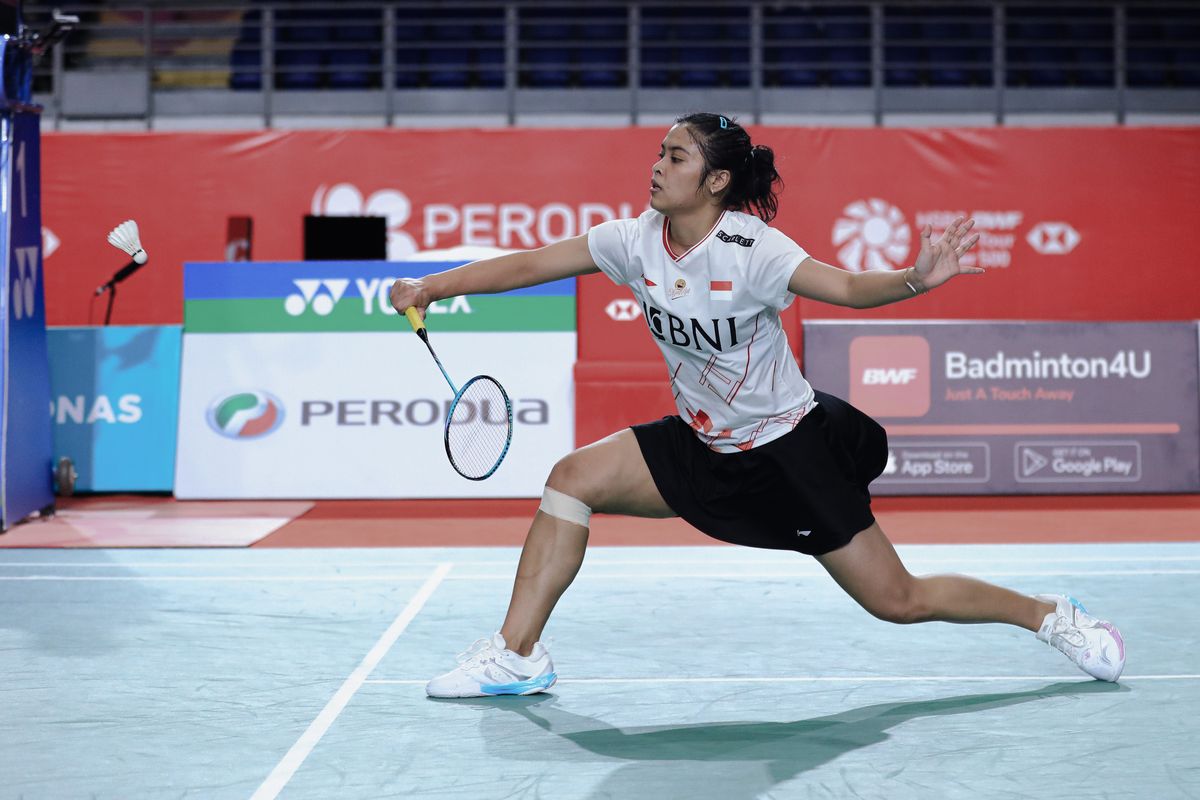 Tunggal putri Indonesia, Gregoria Mariska Tunjung, saat bertanding dalam Malaysia Masters 2023. Terkini, Gregoria berhasil melaju ke semifinal Malaysia Masters 2023 seusai mengalahkan wakil India, Pusarla Shindu pada Sabtu (27/5/2023).
