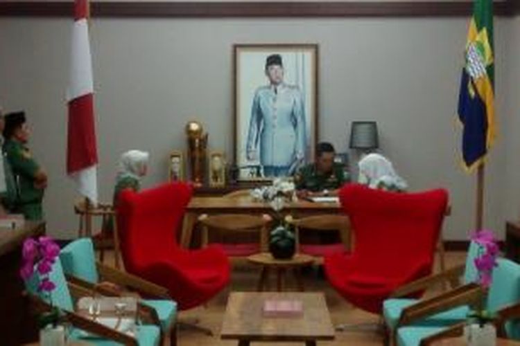 Wali Kota Bandung, Ridwan Kamil, merenovasi ruang kerja lama menjadi ruang kenegaraan. Di dalam ruangan yang dikhususkan untuk menerima tamu ini, pria yang kerap disapa Emil ini memajang lukisan Bung Karno berukuran besar. 