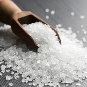 Ilustrasi garam kasar atau garam krosok. 