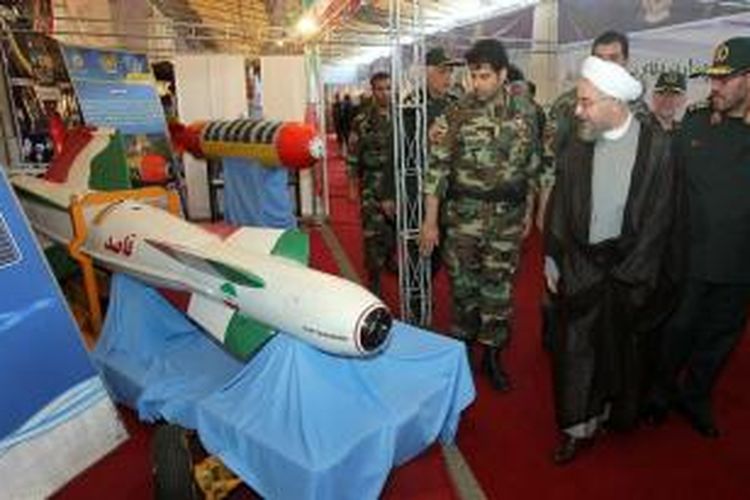 Presiden Iran Hassan Rohani tengah menyaksikan persenjataan produk dalam negeri Iran dalam sebuah pameran senjata di Teheran pada akhir Agustus lalu.
