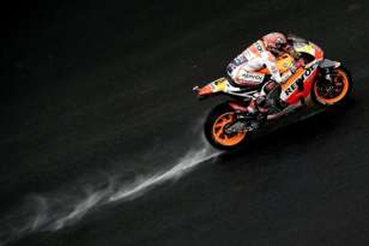 Pebalap Repsol Honda Team asal Spanyol, Marc Marquez, memacu motornya pada sesi kuailfikasi GP Malaysia di Sirkuit Sepang, Sabtu (29/10/2016).