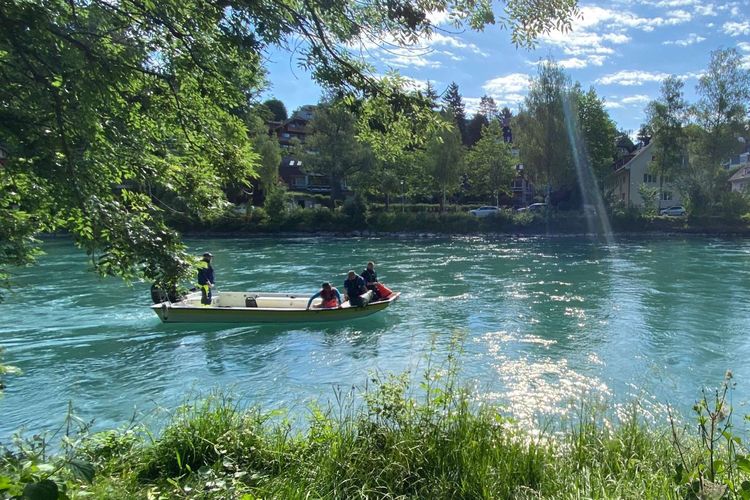 Petugas melakukan pencarian Emmeril Khan Mumtaz anak Gubernur Jawa Barat, Ridwan Kamil di Sungai Aare, Bern, Swiss.