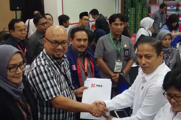 Ketua Umum Partai Indonesia Kerja (PIKA), Hartoko Adi Oetomo mendaftarkan partainya sebagai calon peserta Pemilu 2019 di kantor Komisi Pemilihan Umum (KPU) RI, Jakarta, Senin (16/10/2017). 