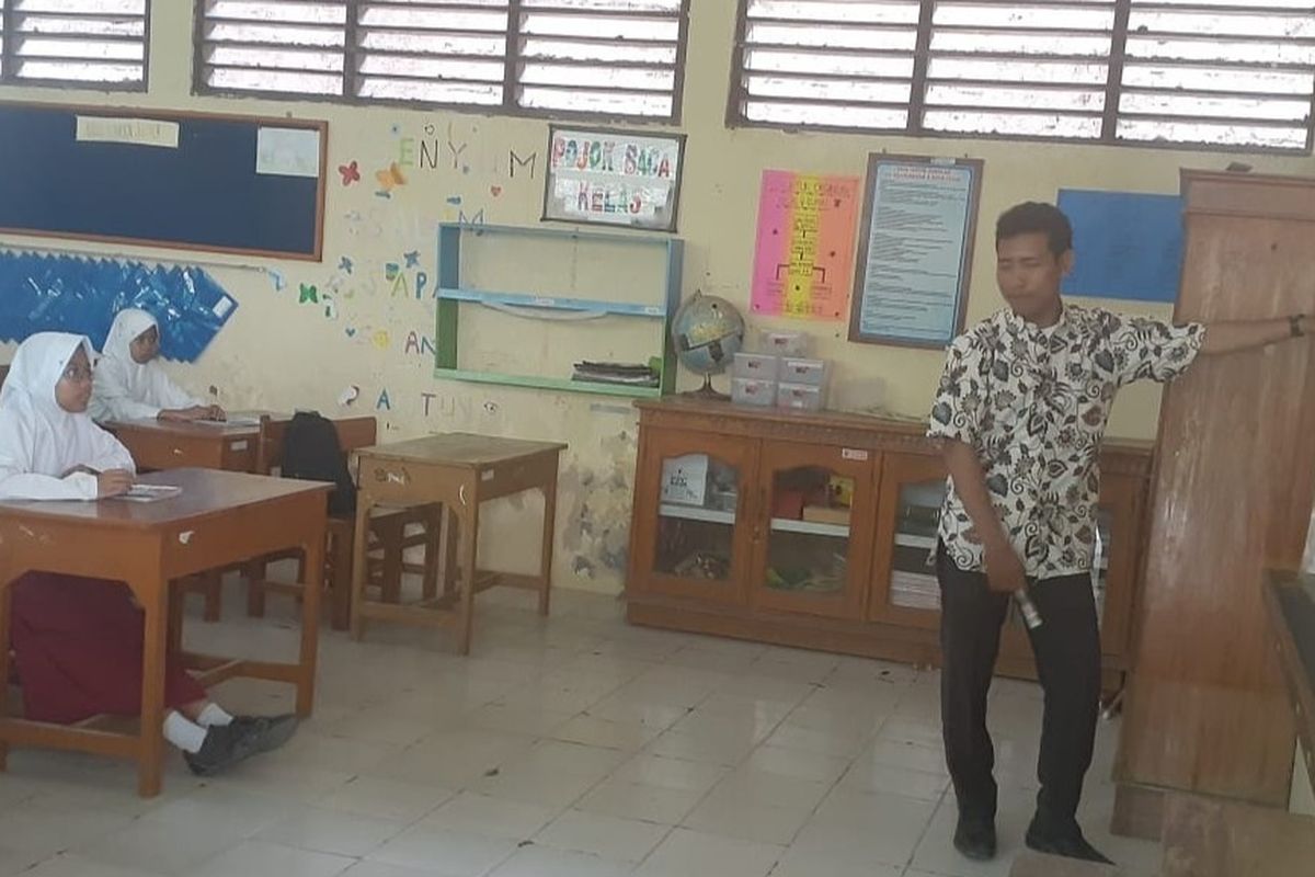 Salah satu guru honorer di Kota Tegal, Jawa Tengah, mengajar di hadapan siswa salah satu sekolah dasar, Kamis (6/2/2020)  