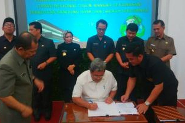 Gubernur Jawa Barat Ahmad Heryawan (tengah) sedang menandatangani MoU rencana pembangunan monorel (Masrapid Transit/MRT) Bandung Raya dan pengelolaan sampah sistem incenerator di TPPAS Legok Nangka bersama Wali Kota Bandung Ridwan Kamil, Wali Kota Cimahi Atty Suharty, Bupati Bandung Dadang M. Naser, Bupati Bandung Barat H. Yayat S, Bupati Garut Rudi Gunawan dan Bupati Sumedang yang diwakili Sekda Sumedang Zainal Alimin, di Aula Barat Gedung Sate, Jalan Diponegoro, Bandung, Jawa Barat, Selasa, (8/4/2014).