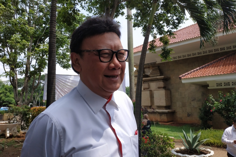 Menteri Pemberdayaan Aparatur Negara dan Reformasi Birokrasi (PAN-RB), Tjahjo Kumolo di Taman Makam Pahlawan (TMP) Kalibata, Jakarta, Selasa (31/12/2019).