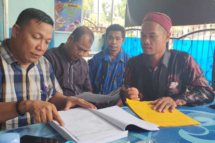 Petani dari Kabupaten Indragiri Hulu, Riau, menujukkan berkas dugaan penipuan yang dilakukan ketua koperasi usai mengadu ke Polda Riau, Senin (20/12/2021).