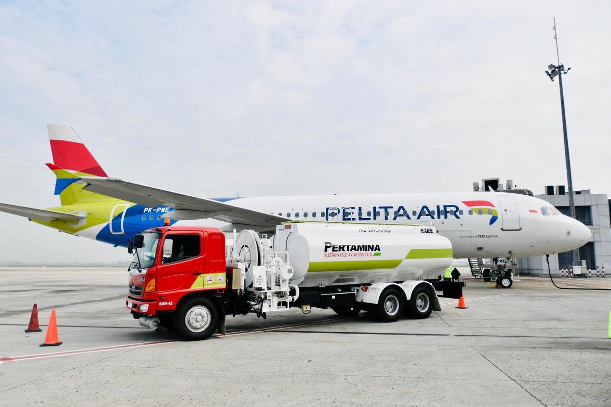 Penerbangan perdana Pertamina sustainable aviation fuel (SAF) dengan maskapai Pelita Air melalui rute penerbangan Jakarta-Bali di Terminal 3 Bandara Soekarno Hatta, Jakarta, Rabu (20/8/2025). 
