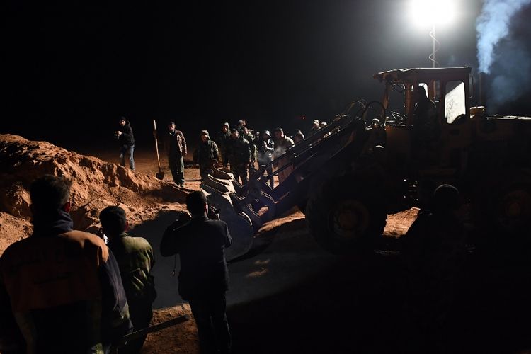 Pasukan Suriah berupaya membongkar kuburan massal korban ISIS yang ditemukan di Raqa.