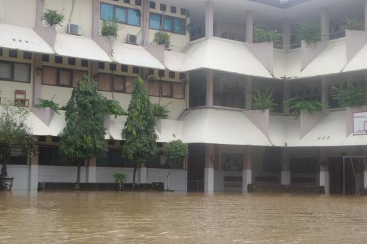 SMA 8 Jakarta tergenang air setinggi 1,5 meter. Kawasan sekolah mulai tergenang sejak pukul 05.00 WIB, Kamis (16/2/2017)