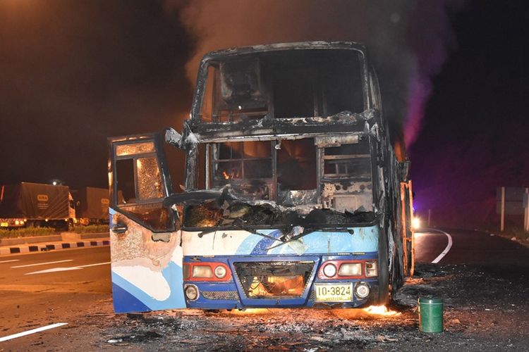 Kondisi bus yang membawa 47 penumpang migran asal Myanmar setelah terbakar di perbatasan Thailand, Jumat (30/3/2018).