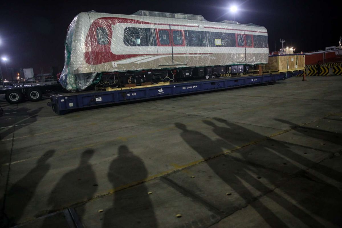 Kereta Light Rapid Transit (LRT) saat dipindahkan menggunakan Mavi atau alat berat pengangkut gerbong dari kapal Wallenius Wilhelmsen di Dermaga Indonesia Vehicle Terminal, Tanjung Priok, Jakarta Utara, Jumat (13/4/2018). Kereta-kereta tersebut akan digunakan untuk LRT Jakarta yang terbentang sepanjang 5,8 kilometer dari Velodrome Rawamangun hingga Kelapa Gading. Proyek ini ditargetkan selesai sebelum Asian Games 2018 Agustus mendatang.