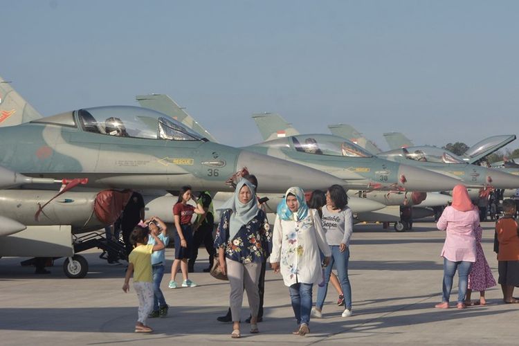 Warga mengamati pesawat tempur F-16 dari Skuadron Udara 3 Lanud Iswahjudi yang transit sebelum berangkat ke Darwin, Australia untuk mengikuti Exercise Pitch Black Royal Australian Air Force saat kegiatan Static Show di Bandara Internasional I Gusti Ngurah Rai, Bali, Rabu (25/7/2018). Kegiatan tersebut digelar untuk menumbuhkan minat kedirgantaraan masyarakat sekaligus untuk memperingati Hari Bakti TNI AU. 