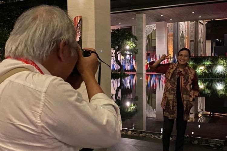Menkeu Sri Mulyani berpose difoto Menteri PUPR Basuki Hadimuljono di lobby Hotel Apurva Kempinsky - Bali di sela acara G20. Saat acara BMN Kementerian PUPR, Sri Mulyani puji kinerja Menteri PUR dan menyebutkan sosoknya mirip dengan ciri pemimpin rambut putih yang disebutkan Presiden Joko Widodo (Jokowi). 
