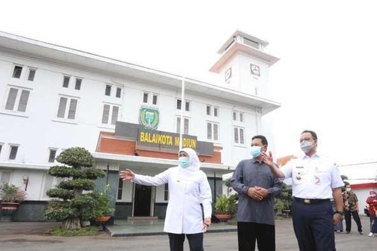 Jawa Timur Khofifah Indar Parawansa mendampingi Gubernur DKI Jakarta Anies Bawesdan dan Wali Kota Madiun Maidi di Balai Kota Madiun, Minggu (25/4/2021). 

