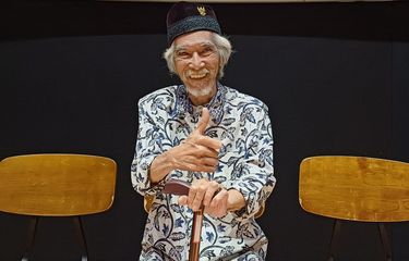 Pemain bass sekaligus vokalis band Koes Plus, Koesroyo alias Yok Koeswoyo yang kini berusia 81 tahun, saat hadir dalam jumpa pers penayangan film dokumenternya di CGV FX Sudirman, Jakarta Pusat, Senin (25/11/2024).