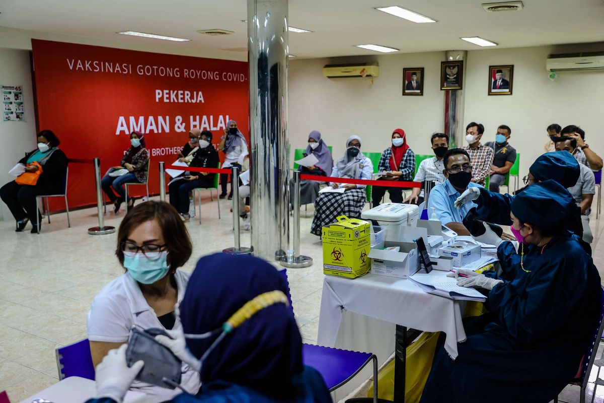 Petugas kesehatan menyuntikkan vaksin Covid-19 kepada pekerja dalam vaksinasi Gotong Royong di PT Pan Brothers Tbk. (PBRX), Tangerang Kota, Rabu (19/5/2021). Sebanyak 3.000 karyawan PT Pan Brothers Tbk. (PBRX) akan mendapatkan vaksin Covid-19 Gotong Royong secara bertahap. Pelaksanaan program vaksinasi tahap pertama tersebut merupakan bagian dari kick-off Vaksinasi Gotong Royong COVID-19 untuk pekerja yang diprakarsai Kamar Dagang Indonesia (Kadin) pada 18 perusahaan yang ditinjau secara virtual oleh Presiden Joko Widodo.