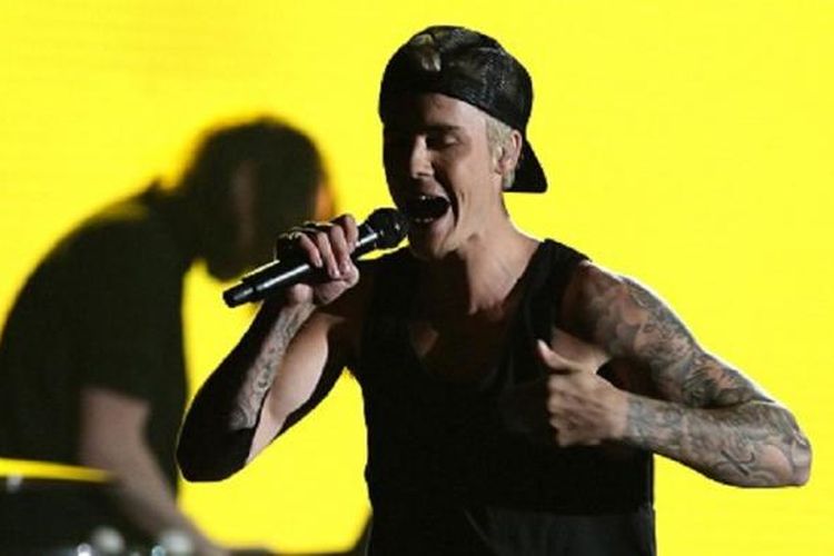 Justin Bieber tampil di panggung Grammy Awards 2016 di Staples Center, Los Angeles, Senin (15/2/2016).