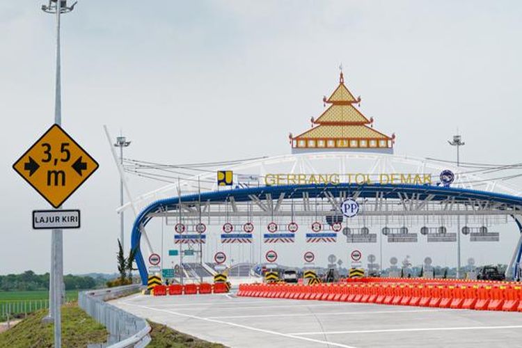 Gerbang Tol Demak yang merupakan bagian dari Ruas Jalan Tol Semarang-Demak Seksi 2 (Sayung-Demak).