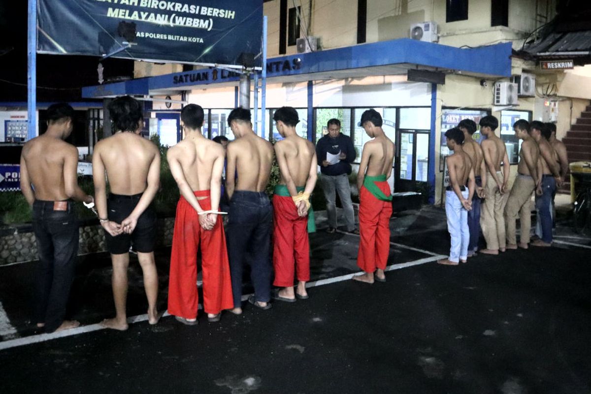 Belasan anggota sebuah perguruan silat dari Tulungagung, Kediri dan Trenggalek ditangkap personel Satreskrim Polres Blitar Kota karena diduga melakukan penganiayaan terhadap seorang warga dan merusak sebuah rumah di Desa Bendo, Kecamatan Ponggok, Kabupaten Blitar, Minggu (6/7/2025) dini hari.