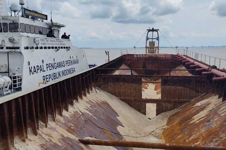 Kapal penambang pasir laut ilegal yang diamankan KKP di perairan Pulau Rupat, Kabupaten Bengkalis, Riau, Senin (14/2/2022).