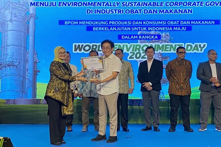 Direktur Sido Muncul Irwan Hidayat menerima penghargaan BPOM untuk Keberlanjutan Lingkungan di Industri Farmasi dan Makanan 2023 dalam forum dialog yang diinisiasi BPOM yang digelar di Hotel Shangri-La, Jakarta Pusat, Senin (17/7/2023). 