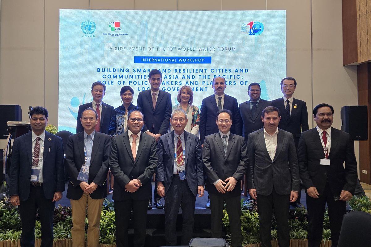 Wali Kota (Walkot) Makassar Moh Ramdhan Pomanto bersama para peserta dari sejumlah tokoh dunia yang menghadiri Workshop International 10th World Water Forum (WWF) di Courtyard Hotel Nusa Dua, Bali, Selasa (21/5/2024).