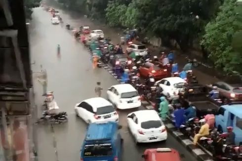 Banjir Setinggi 20 cm di Dekat Stasiun Tanjung Barat, Lalu Lintas Arah Depok Macet