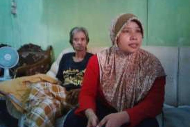 Anik Puji Rahayu, Kakak terduga teroris Surabaya (Kanan) bersama ayahnya, Sutego