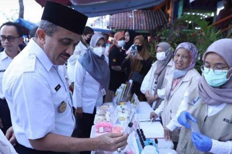 Wali Kota Jakarta Timur M Anwar dan jajaran BPOM DKI Jakarta saat melakukan pengawasan terhadap makanan takjil di Pasar Rawamangun, Pulogadung, Rabu (12/4/2023). 