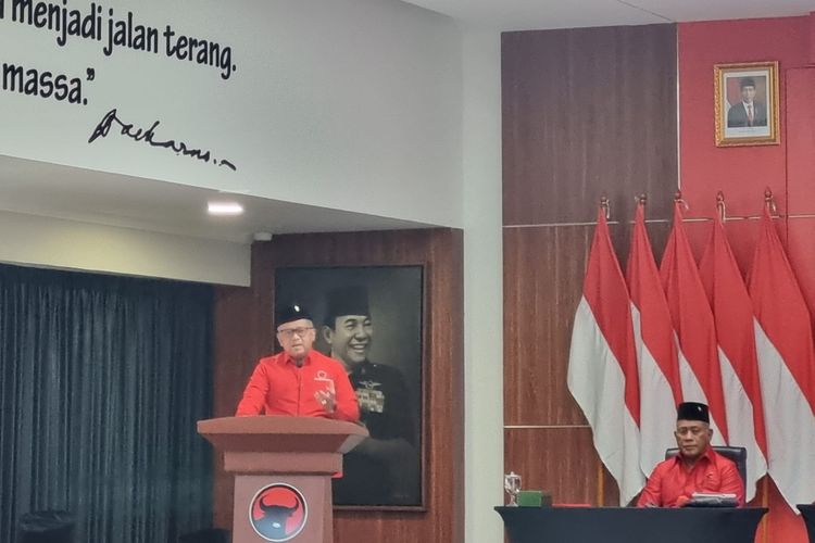 Sekertaris Jenderal (Sekjen) Partai Demokrasi Indonesia (PDI) Perjuangan Hasto Kristiyanto di Sekolah PDI-Perjuangan, Lenteng Agung, Jakarta, Minggu (30/10/2022).