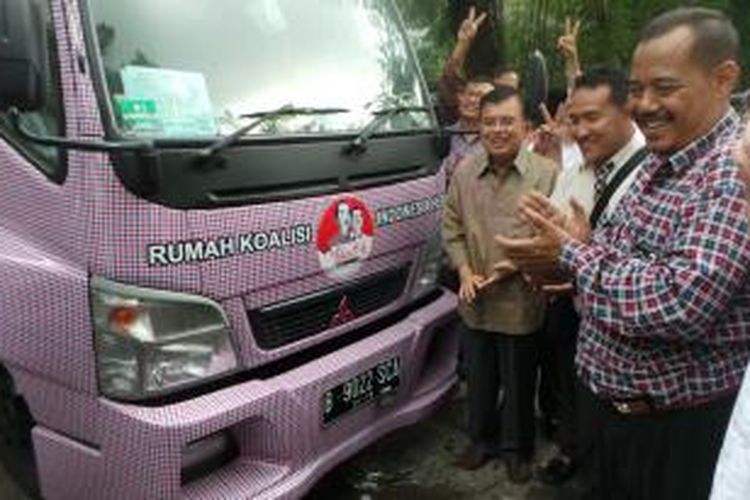 Jusuf Kalla saat menyambut relawannya yang memberikan bantuan dua mobil kampanye, di kediamannya, Jakarta Selatan, Selasa (10/6/2014).