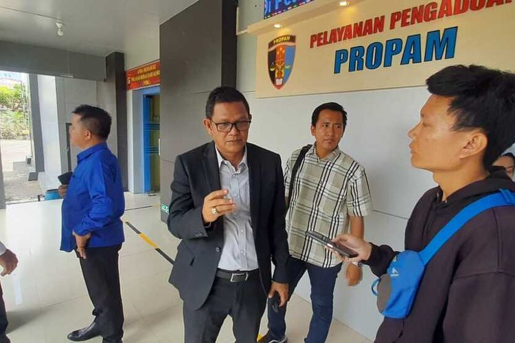 Kuasa hukum Aiptu FN, Rizal Syamsul saat berada di Polda Sumatera Selatan, Senin (25/3/2024). Rizal datang ke Bidang Profesi dan Pengamanan (Bid Propam) untuk menyerahkan barang bukti berupa sangkur dan baju robek milik kliennya.