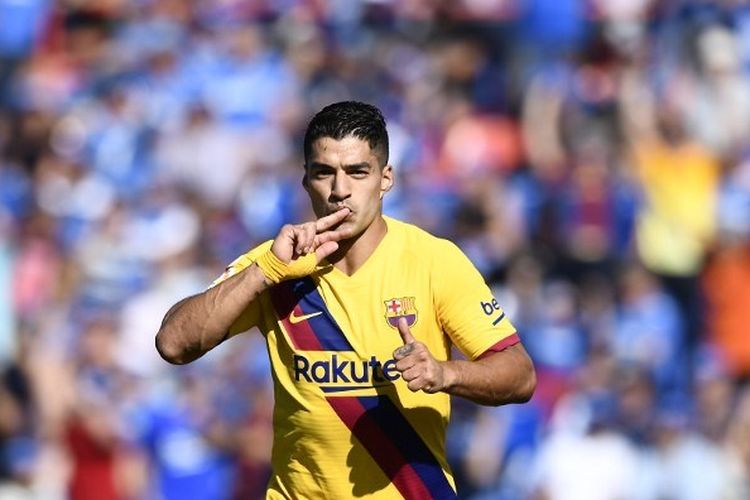 Penyerang Barcelona, Luis Suarez, berselebrasi setelah mencetak gol ke gawang Getafe dalam pertandingan Liga Spanyol di Stadion Col. Alfonso Perez, Sabtu (28/9/2019).