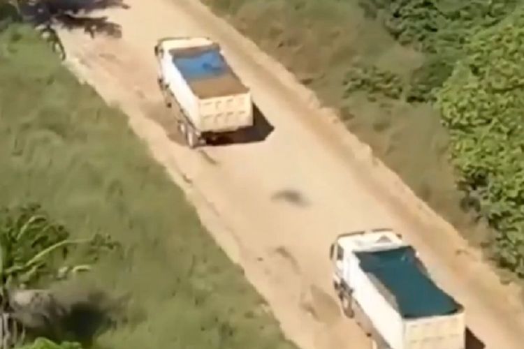 Gambar yang diambil oleh media Inggris Sky News, menunjukkan mayat terbaring di tanah di dekat truk. Mayat itu merupakan korban serangan ISIS di kota Palma, Mozambik, pada 24 Maret lalu.