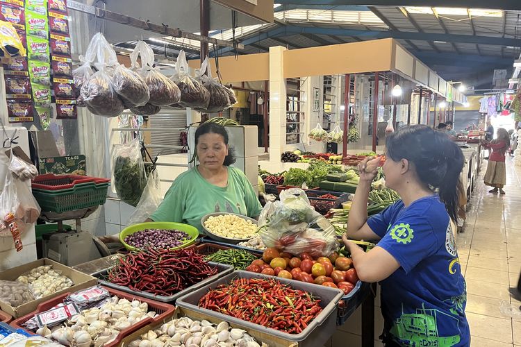 Cabai Rawit Merah di Pasar Lokbin Meruya Jakbar Tembus Rp 90.000 Per Kg, Pembeli Kurangi Belanja