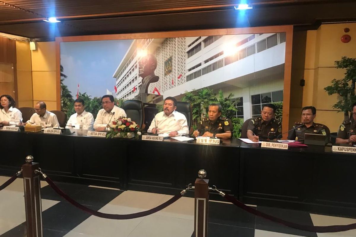 Ketua BPK Agung Firman Sampurna dan Jaksa Agung Sanitiar Burhanuddin saat konferensi pers di Kompleks Kejagung, Jakarta Selatan, Senin (9/3/2020).