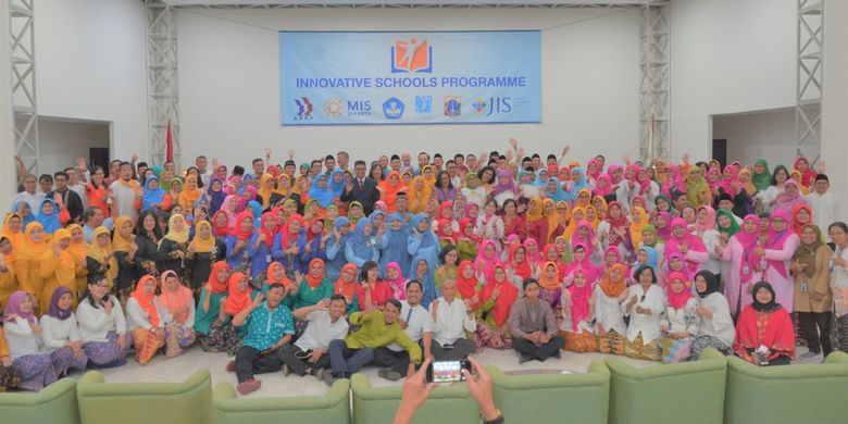 JIS mewisuda 234 guru (15/5/2019) yang telah lulus program Innovative Schools Programme yang melibatkan guru dan Kepala Sekolah dari SD Negeri, SMP Negeri, dan SLB Negeri di DKI Jakarta. 
